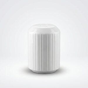 Balta keraminė druskinė su vertikaliomis reljefinėmis juostelėmis, nufotografuota ant šviesiai pilko fono.