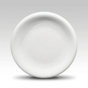 Klasikinio dizaino, blizgi balta gili lėkštė 23 cm, nufotografuota iš priekio ant šviesaus fono.