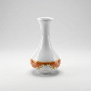 Maža balta, blizgi dekoratyvinė vaza 15 cm aukščio. Vazos apačia papuošta oranžinės spalvos juosta su auksiniais ornamentais.