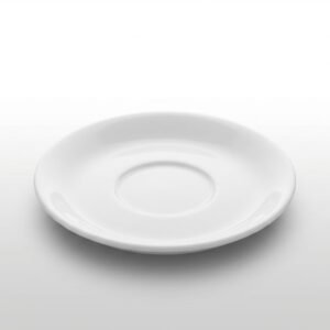 Klasikinio dizaino balta lėkštutė puodeliui 12,5 cm skersmens, nufotografuota ant balto vienspalvio fono.
