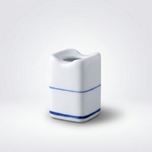 Kvadratinis keraminis baltas indelis 30 ml, dekoruotas dviem mėlynomis horizontaliomis linijomis, nufotografuotas iš priekio.