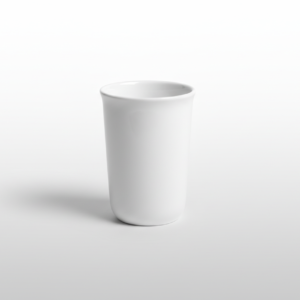 Ant balto fono nufotografuota minimalistinė balta puodelio taurė 210 ml be ąselės, priklausanti indų ir stalo prekių kategorijai.