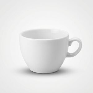 Klasikinės formos baltas puodelis 180 ml su ąsele, stovintis ant šviesaus paviršiaus su šešėliu.