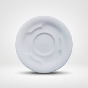 Ant šviesaus pagrindo stovinti balta lėkštutė 10,5 cm skersmens, skirta puodeliui.