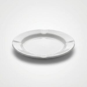 Apvali, klasikinio dizaino balta peleninė 13 cm skersmens, pagaminta iš keramikos ir turinti keturias įrantas cigaretėms.