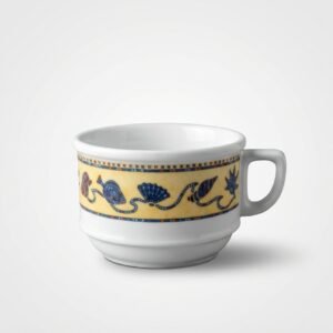 Baltas keraminis puodelis 245 ml su geltona juosta, puošta jūros tematikos ornamentais – kriauklėmis ir žuvimis.