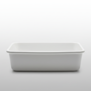 Minimalistinis stačiakampis baltas padėklas 32x50 cm, tuščias, nufotografuotas iš priekio ant šviesiai pilko paviršiaus.