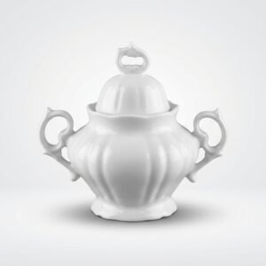 Klasikinio stiliaus balta porcelianinė cukrinė 200 ml su dangteliu ir puošniomis rankenėlėmis, stovinti ant balto fono.