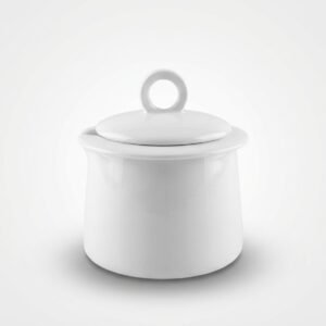 Elegantiška balta porcelianinė cukrinė su dangteliu ir apvalia rankenėle, nufotografuota baltame fone.