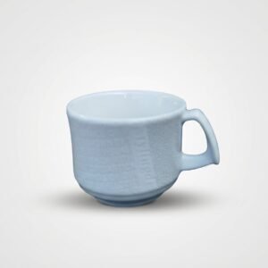 Stilingas balta keraminė puodelis 100 ml su reljefiniais raštais ir originalia rankenėle, nufotografuotas ant šviesaus fono.