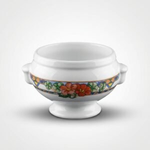 Baltas keraminis sriubos dubenėlis 435 ml su gėlių raštu ir dvejomis rankenėlėmis, pastatytas ant kojelės.