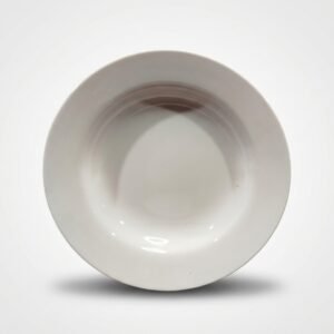 Iš viršaus nufotografuota tuščia, klasikinio stiliaus gili balta lėkštė 23 cm skersmens, esanti ant balto fono.