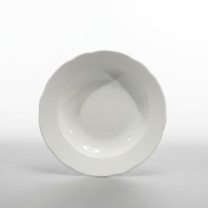 Klasikinio dizaino gili balta lėkštė 22 cm skersmens su banguotais kraštais, nufotografuota ant balto pagrindo.