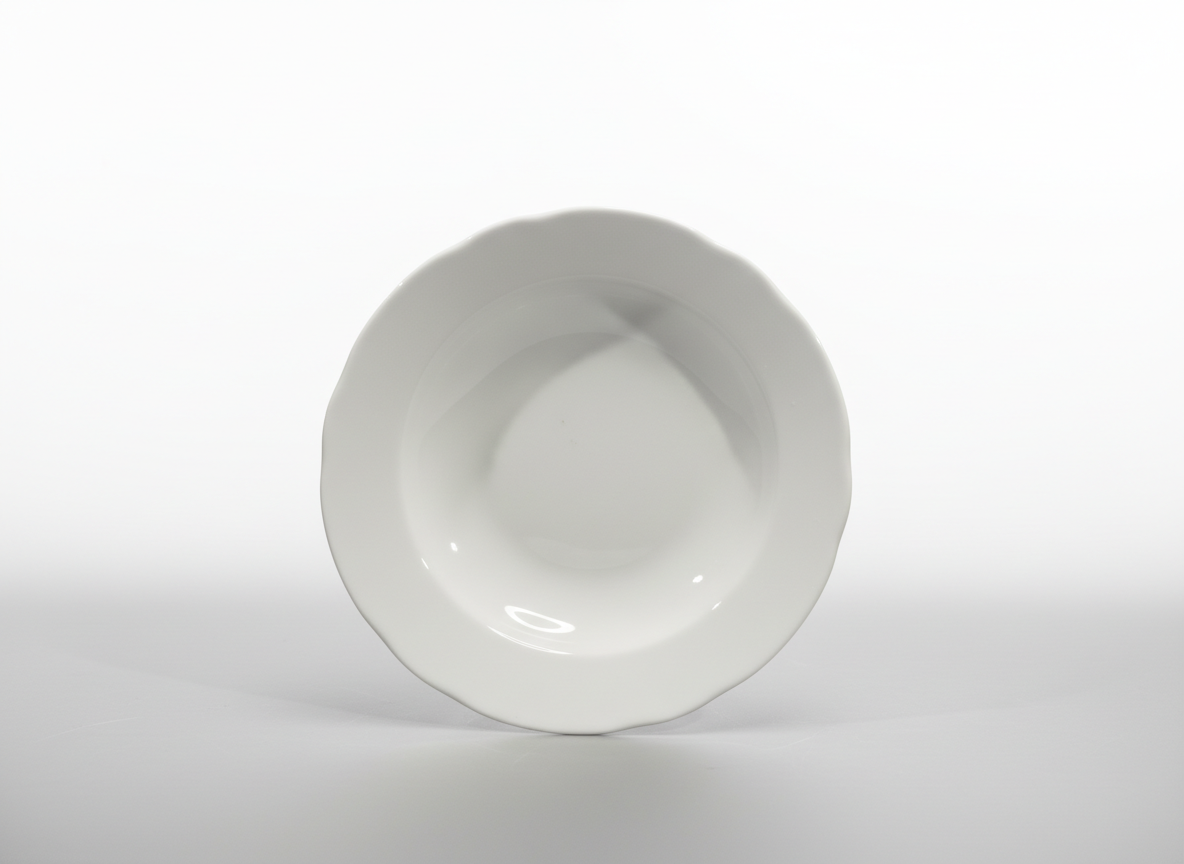 Klasikinio dizaino gili balta lėkštė 22 cm skersmens su banguotais kraštais, nufotografuota ant balto pagrindo.