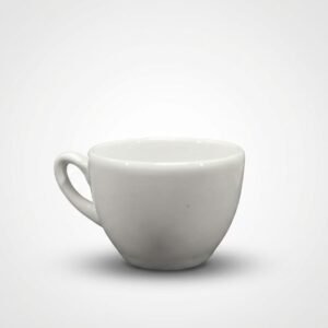 Klasikinės formos baltas puodelis 200 ml suapvalintu dugnu ir rankenėle, nufotografuotas ant balto fono.