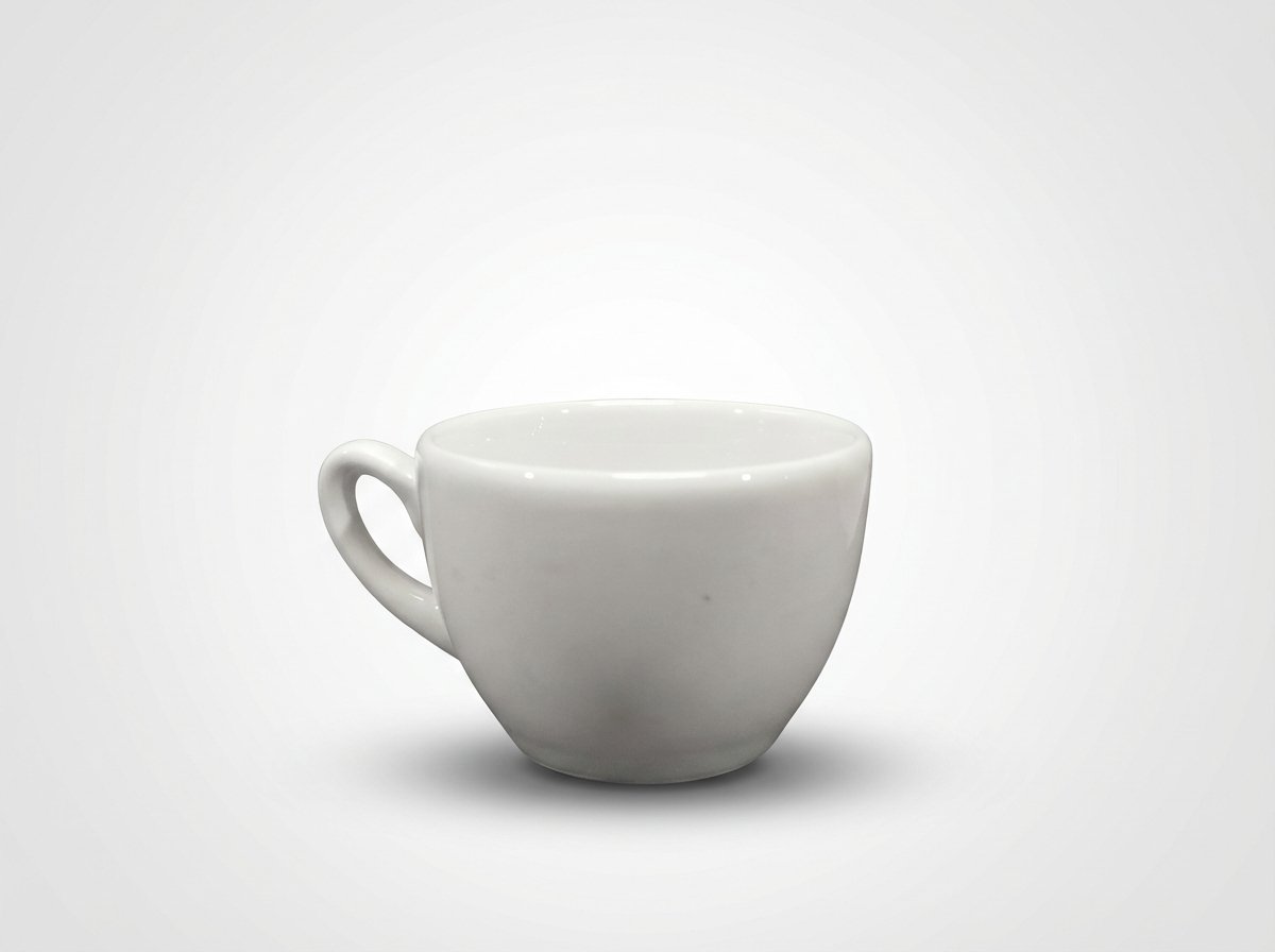 Klasikinės formos baltas puodelis 200 ml suapvalintu dugnu ir rankenėle, nufotografuotas ant balto fono.