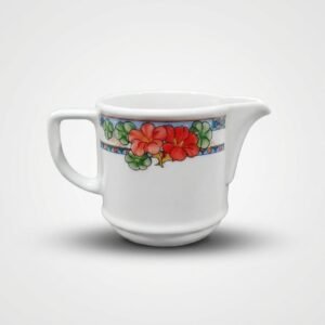 Baltas porcelianinis grietinėlės ąsotėlis 220 ml su raudonų gėlių ir žalių lapų raštu, stovintis ant balto paviršiaus.