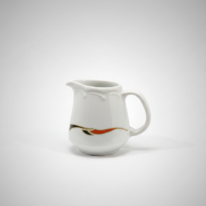 Baltas porcelianinis grietinėlės ąsotėlis 100 ml su raudonos, juodos ir auksinės spalvos dekoracija, nufotografuotas baltame fone.