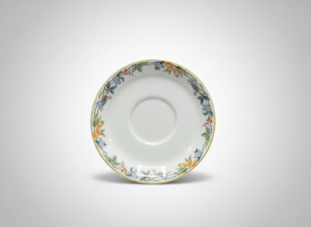 Balta porcelianinė gėlėta lėkštutė 12,5 cm su vaisių ir uogų raštu bei geltonu apvadu, nufotografuota iš viršaus.