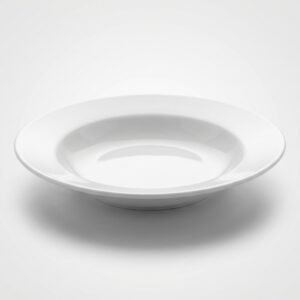 Iš arti nufotografuota blizgi gili balta lėkštė 23 cm, tinkama sriubai ar makaronams, ant balto fono.