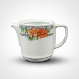 Baltas porcelianinis pieno grietinėlės ąsotėlis 345 ml, dekoruotas oranžinėmis gėlėmis ir žaliais lapais, ant balto fono.