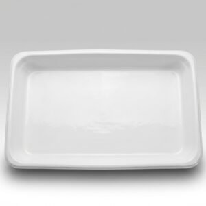 Iš priekio nufotografuotas blizgus baltas stačiakampis kepimo indas 32x50 cm ant neutralaus šviesiai pilko fono.