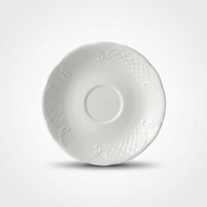 Iš viršaus nufotografuota elegantiška balta lėkštutė R15 su banguotais kraštais ir reljefiniais papuošimais baltame fone.