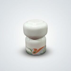 Balta keraminė druskinė su abstrakčiu oranžiniu ir žaliu ornamentu, nufotografuota iš priekio baltame fone.