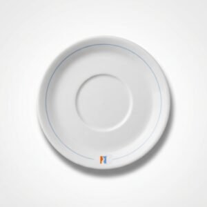Iš viršaus nufotografuota apvali balta lėkštutė 17 cm su plona mėlyna linija aplink kraštą ir mažu logotipu.