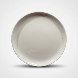 Klasikinio dizaino balta lėkštė 26 cm skersmens, nufotografuota iš viršaus šviesiame fone.