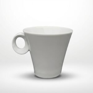 Kūgio formos baltas puodelis 190 ml su apvalia ąsele, stovintis ant balto paviršiaus ir nufotografuotas iš priekio.