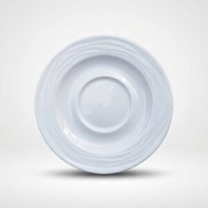 Iš viršaus nufotografuota balta lėkštutė 15,5 cm su banguotu krašteliu, padėta ant šviesaus fono.