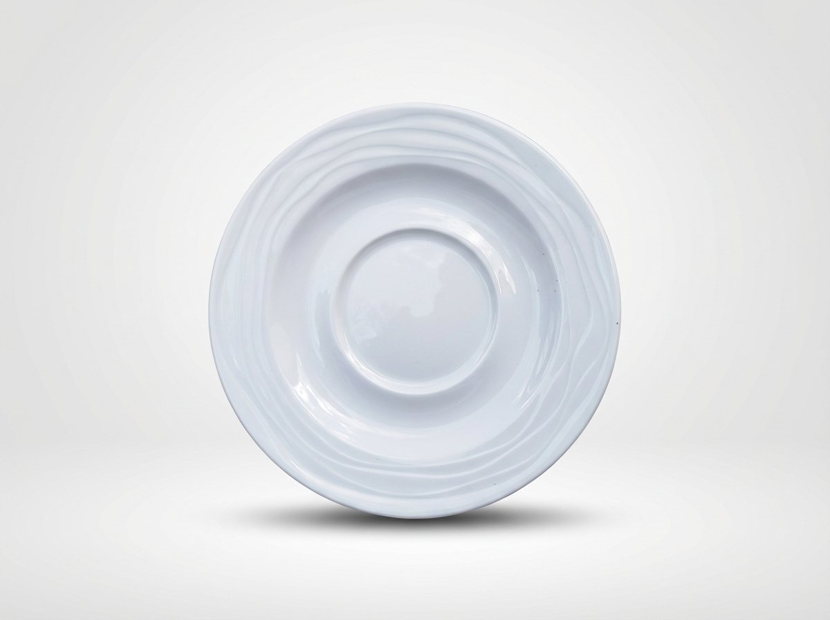 Iš viršaus nufotografuota balta lėkštutė 15,5 cm su banguotu krašteliu, padėta ant šviesaus fono.