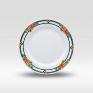 Balta lėkštė 18 cm su spalvotu gėlėtu kraštu ir geometriniu raštu, nufotografuota ant šviesaus fono.