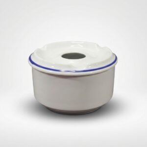 Balta keraminė peleninė su dangteliu, papuoštu plona mėlyna juostele, nufotografuota iš priekio baltame fone.