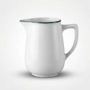 Elegantiškas baltas 435 ml ąsotis su rankena ir tamsiai žalia juostele ant krašto, nufotografuotas studijoje.