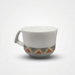 Mažas baltas puodelis 100 ml su rankenėle ir geometriniu raštu apačioje, nufotografuotas ant šviesaus fono.