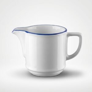 Baltas keramikinis pieno ąsotėlis 230 ml su plona mėlyna linija ant krašto, stovintis ant balto paviršiaus.
