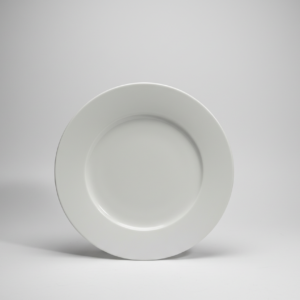 Klasikinio dizaino balta lėkštė 21 cm skersmens, nufotografuota ant neutralaus šviesiai pilko fono.