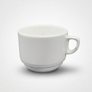 Baltas puodelis 210 ml su rankenėle, nufotografuotas ant šviesiai pilko fono, skirtas karštiesiems gėrimams.