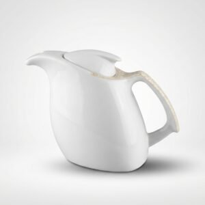 Modernios formos baltas keramikinis 650 ml arbatinukas su išskirtine smėlio spalvos rankena, nufotografuotas ant balto fono.