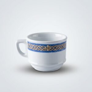 Baltas mažas kavos puodelis 85 ml su mėlyna ir auksine pynės stiliaus juostele, stovintis ant balto paviršiaus.