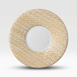 Iš priekio nufotografuota maža raštuota lėkštutė R14 cm su šiaudų pynės imitacijos raštu, stovinti ant balto paviršiaus.