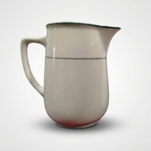 Baltos spalvos keraminis 1100 ml ąsotis su siaura žalia juostele ir žaliu apvadu, nufotografuotas baltame fone.