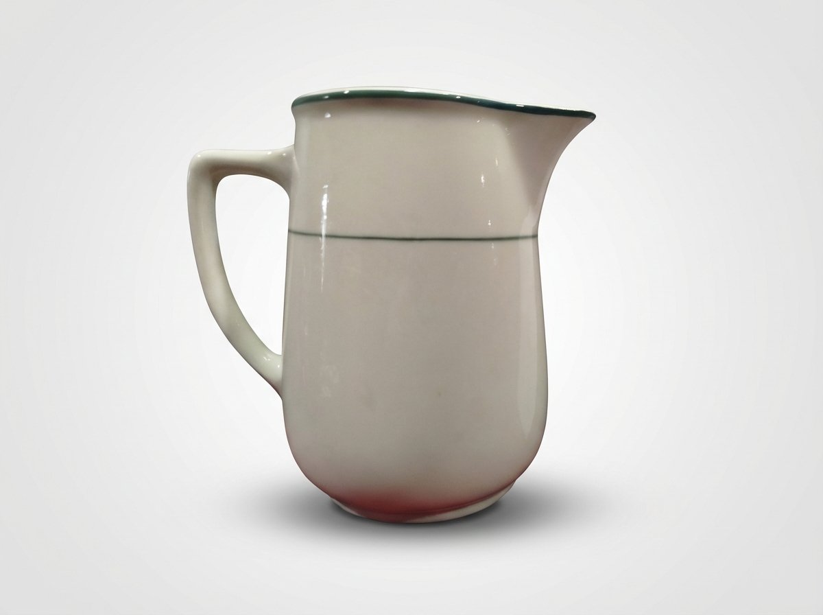 Baltos spalvos keraminis 1100 ml ąsotis su siaura žalia juostele ir žaliu apvadu, nufotografuotas baltame fone.