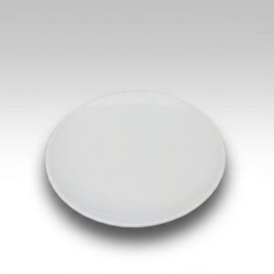 Minimalistinio dizaino apvali balta lėkštė 12 cm skersmens, nufotografuota iš viršaus ant šviesaus fono.