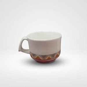 Baltas puodelis 95 ml su geometrinių ornamentų juosta apačioje, nufotografuotas ant šviesaus fono.