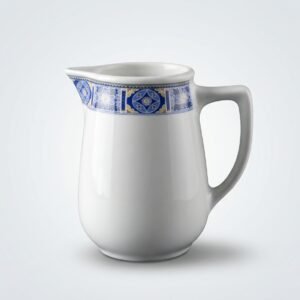 Elegantiškas baltas 560 ml ąsotėlis su mėlynos spalvos ornamentu, stovintis ant šviesaus fono.