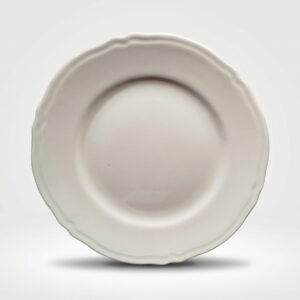 Klasikinio dizaino balta gili lėkštė 23 cm skersmens su banguotais kraštais, nufotografuota iš viršaus baltame fone.