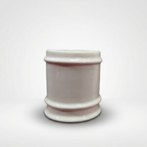 Cilindro formos balta keraminė talpa 245 ml su iškiliais apvadais viršuje ir apačioje, nufotografuota iš priekio.